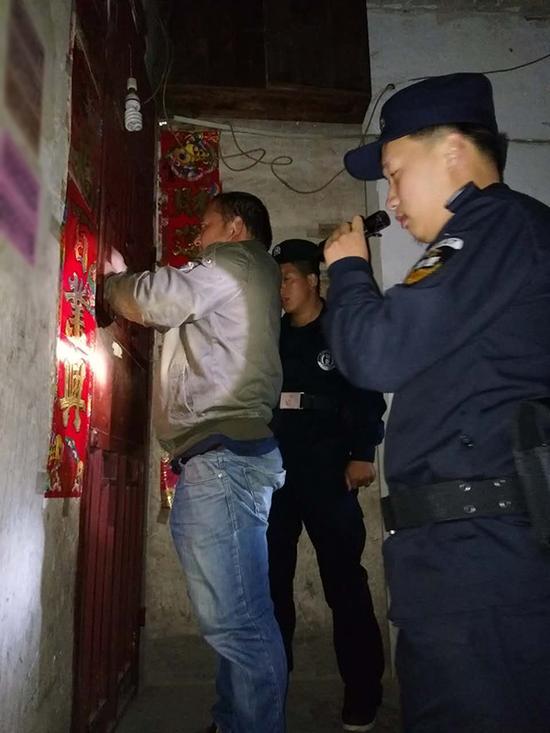甘孜粗心妈妈误将幼女锁家中 民警全城寻开锁师傅开门