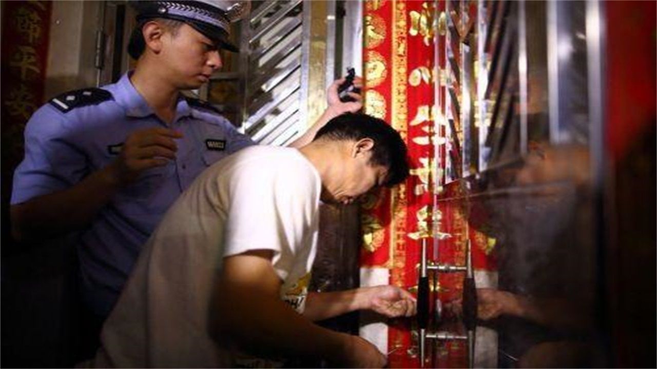 甘孜请开锁师傅开了锁后，师傅为什么一般都不进门，就算主人请也不进去？